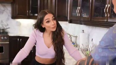 表妹的性感身材让姐夫来服务直接在厨房搞她爆操她的屁眼