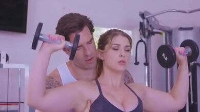 在健身房与大胸金发女郎进行口腔锻炼