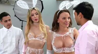 两个骚母和继子在一起四P乱交